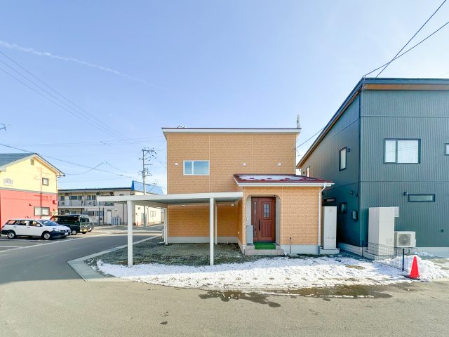 開放的なオープン階段と6畳の広々サンルームがある30.5坪のお家