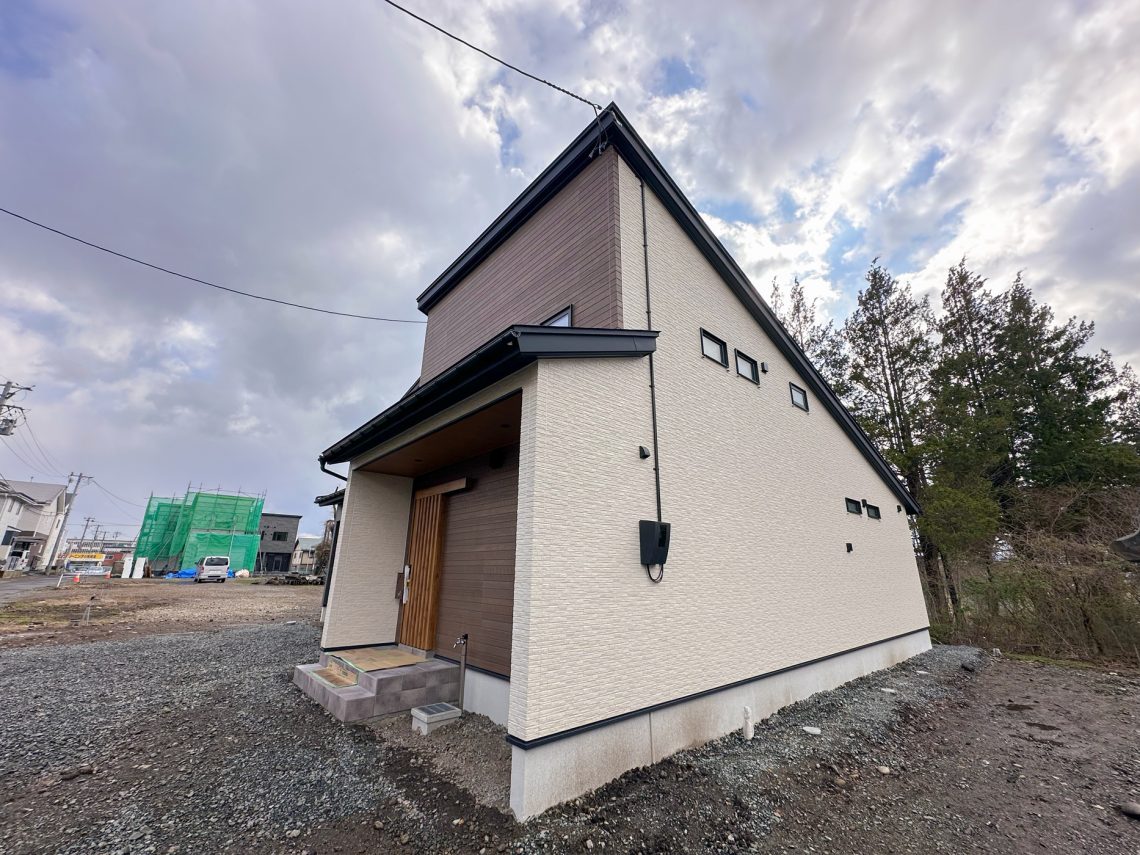 20坪の吹抜け付きのロフト付き平屋