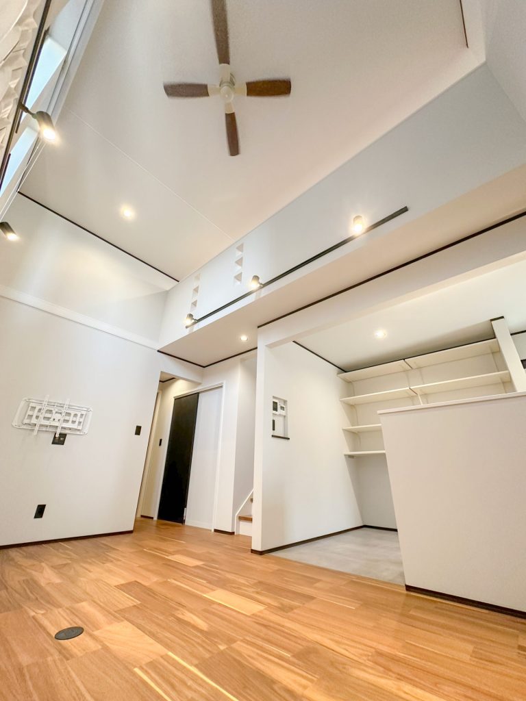 20坪の吹抜け付きのロフト付き平屋