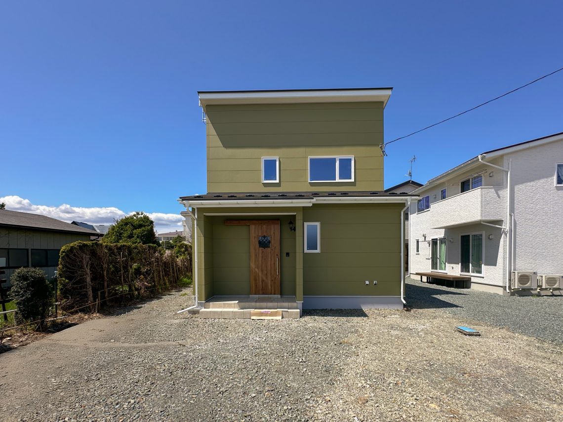 わさびグリーンの外壁がかわいいスキップフロアがあるお家