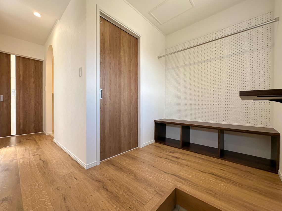 わさびグリーンの外壁がかわいいスキップフロアがあるお家