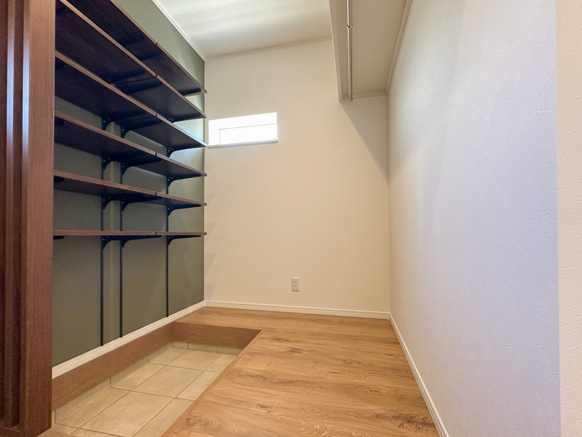 わさびグリーンの外壁がかわいいスキップフロアがあるお家