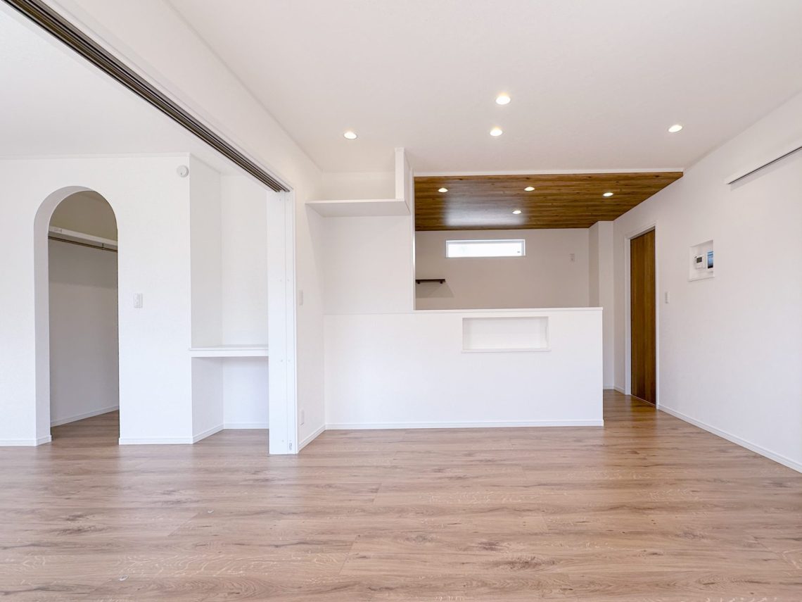 わさびグリーンの外壁がかわいいスキップフロアがあるお家