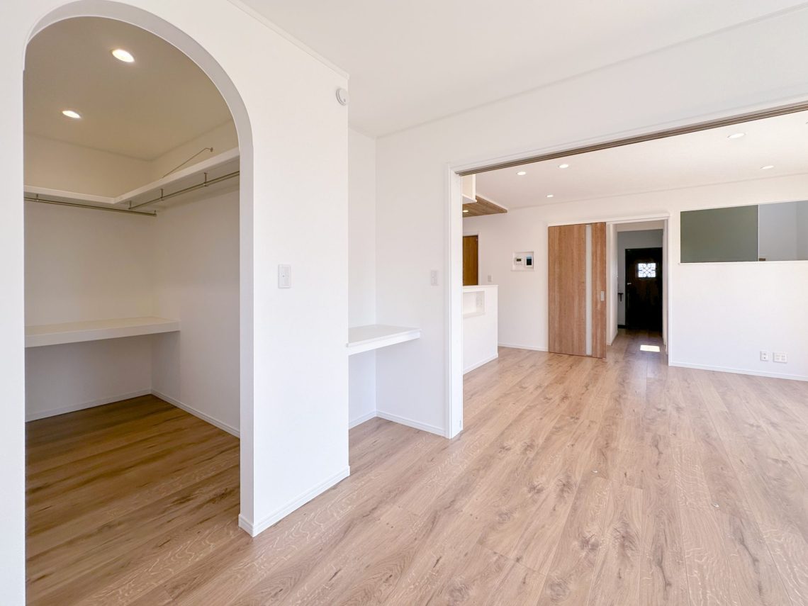 わさびグリーンの外壁がかわいいスキップフロアがあるお家