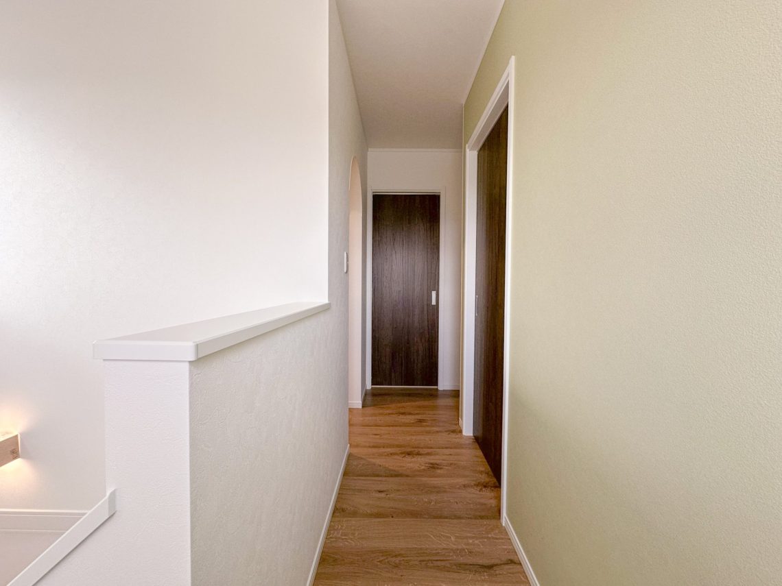 わさびグリーンの外壁がかわいいスキップフロアがあるお家