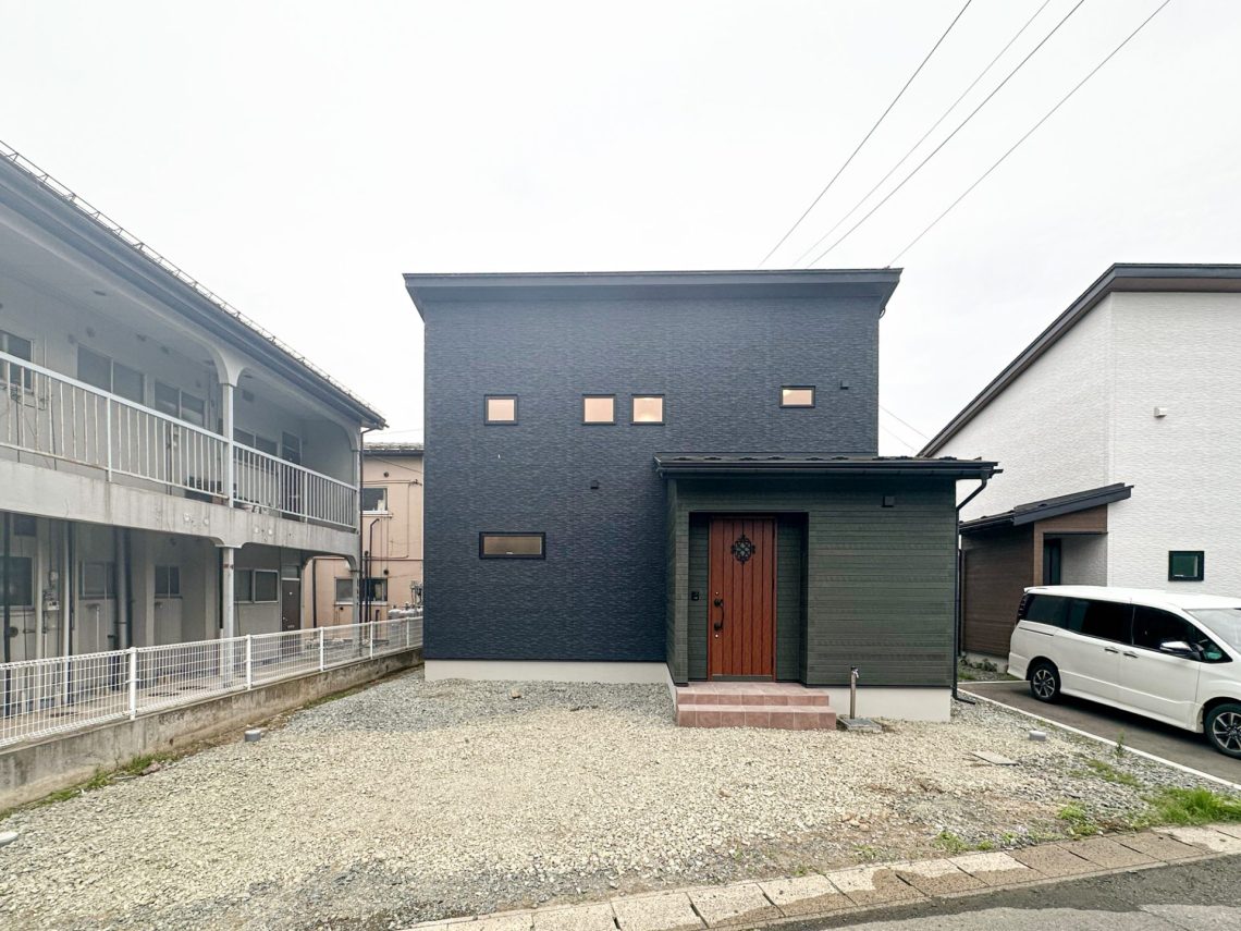 開放的な吹抜けと畳スペースがあるゆとりと快適さを備えたお家