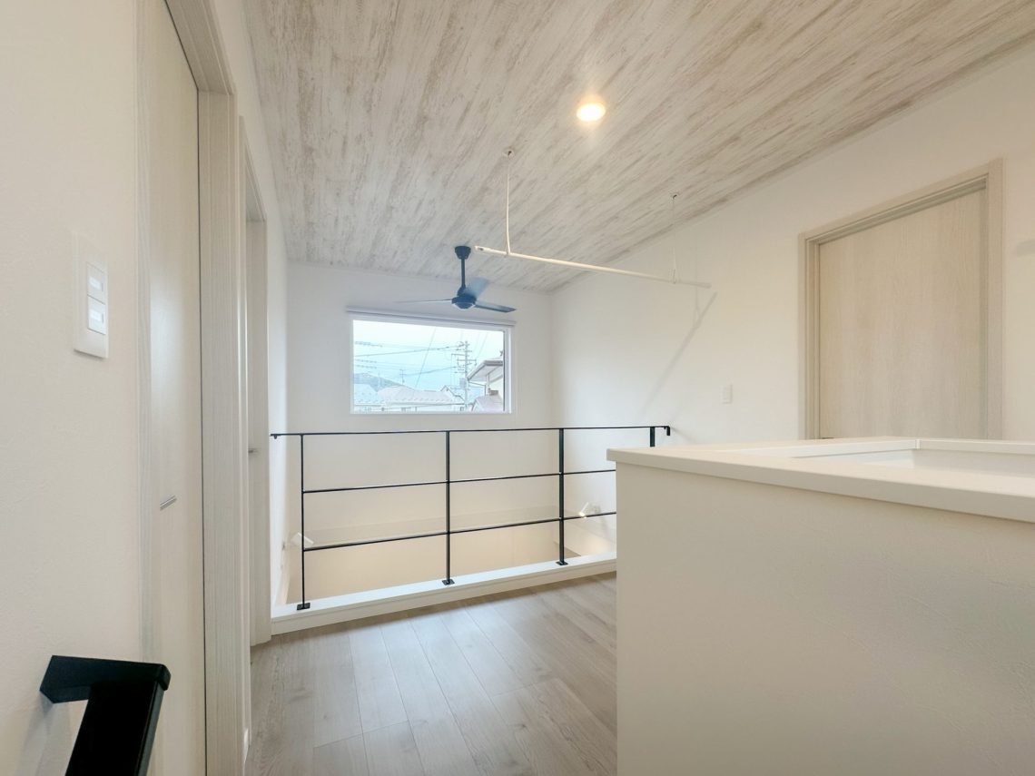 開放的な吹抜けと畳スペースがあるゆとりと快適さを備えたお家