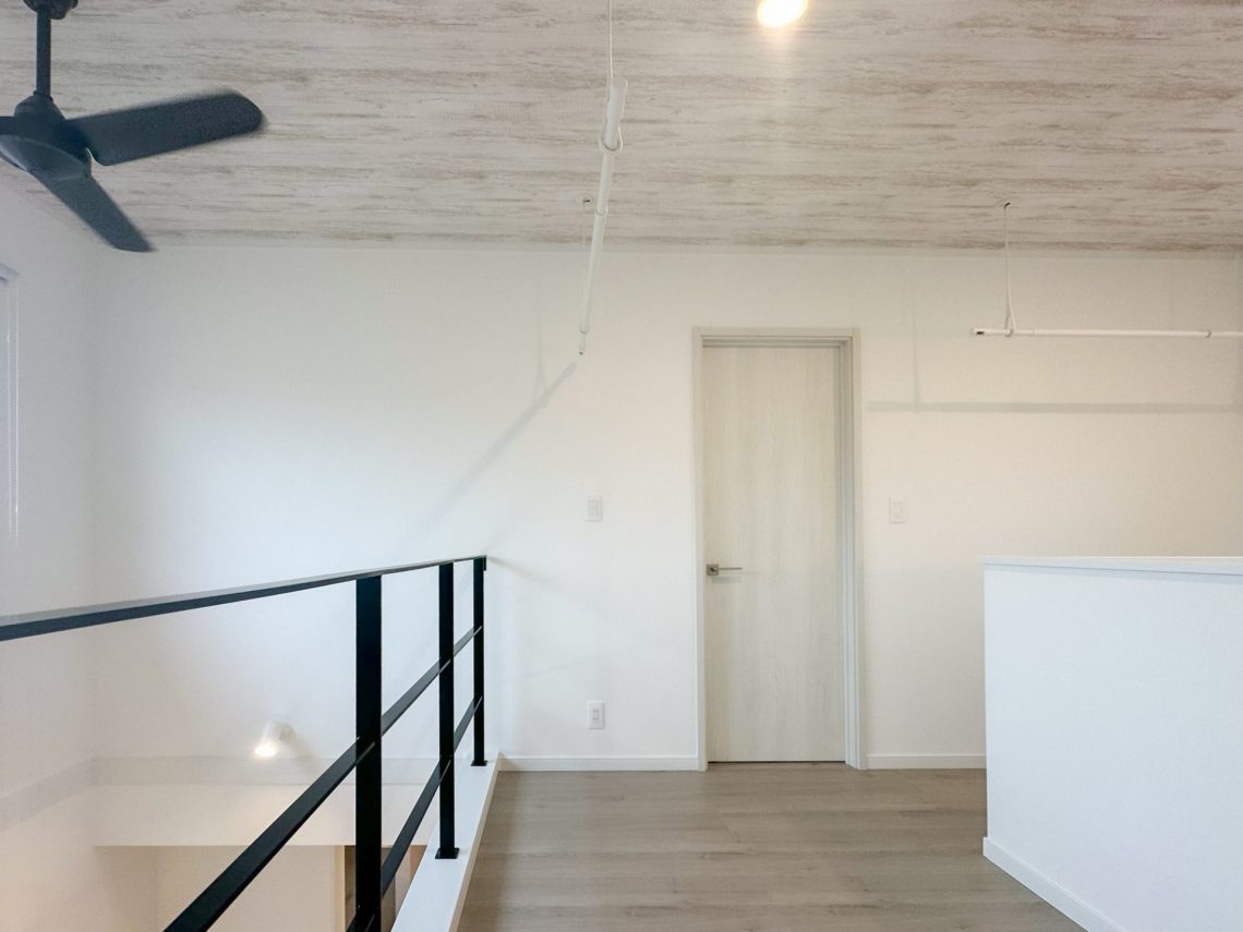 開放的な吹抜けと畳スペースがあるゆとりと快適さを備えたお家