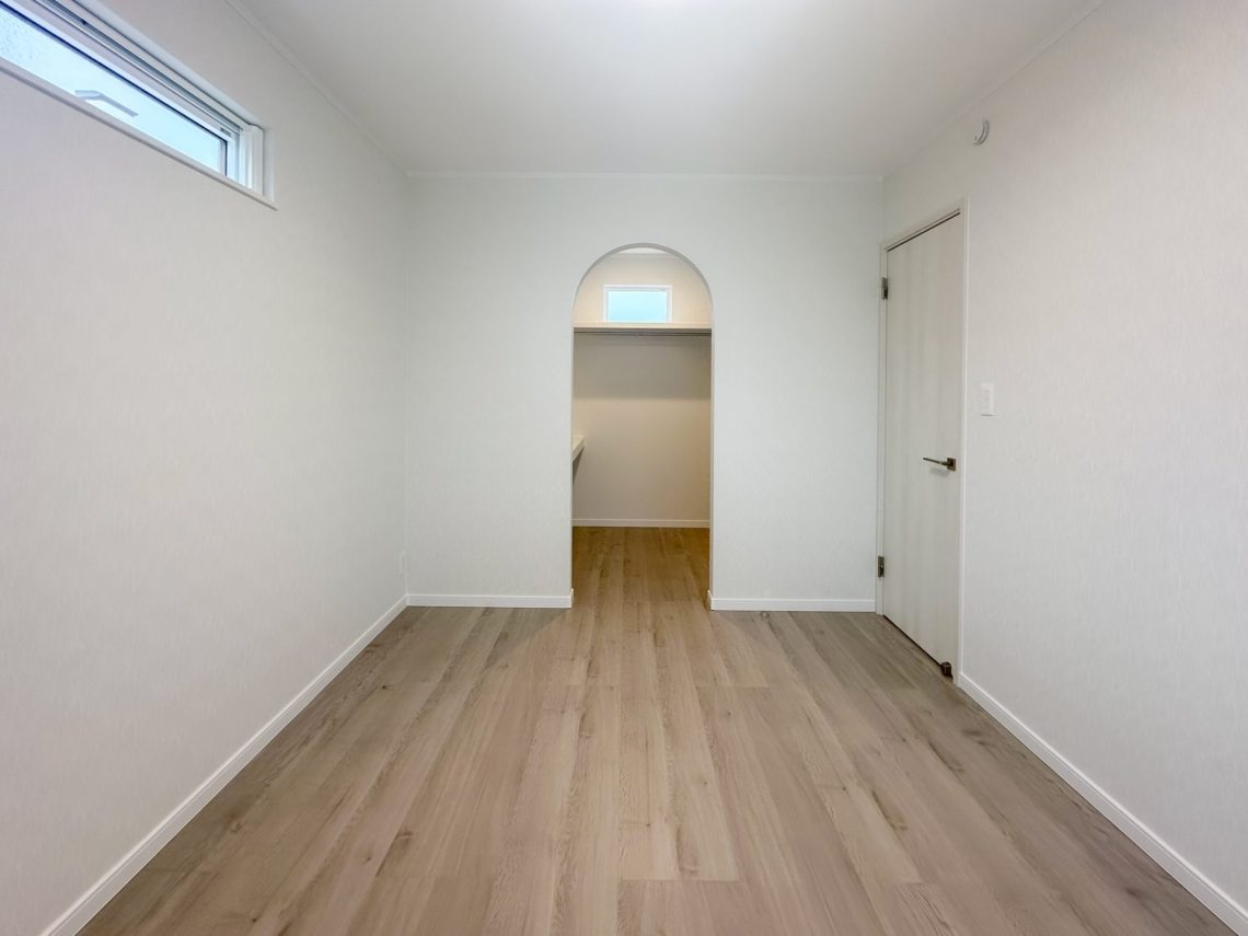 開放的な吹抜けと畳スペースがあるゆとりと快適さを備えたお家