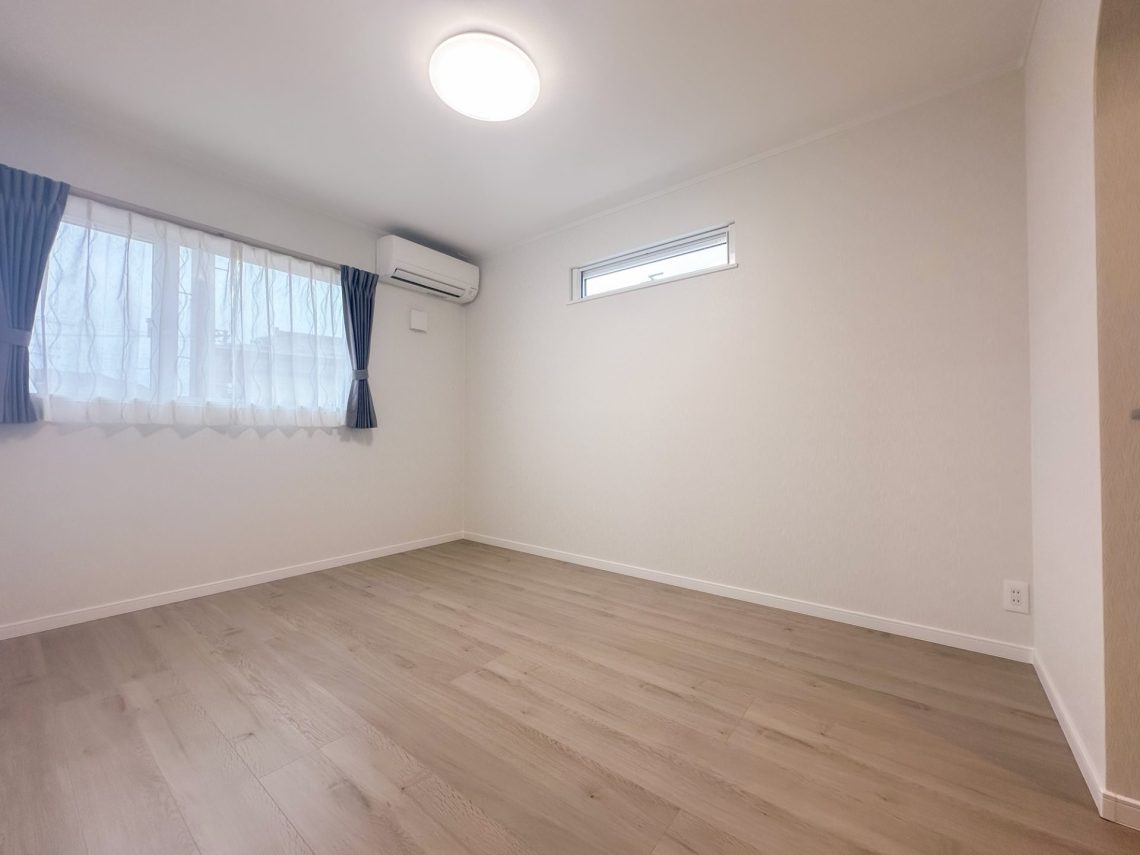 開放的な吹抜けと畳スペースがあるゆとりと快適さを備えたお家