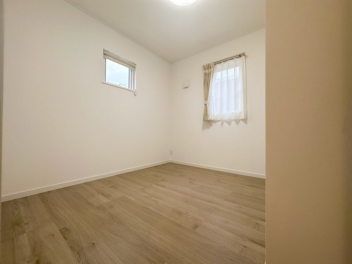 開放的な吹抜けと畳スペースがあるゆとりと快適さを備えたお家