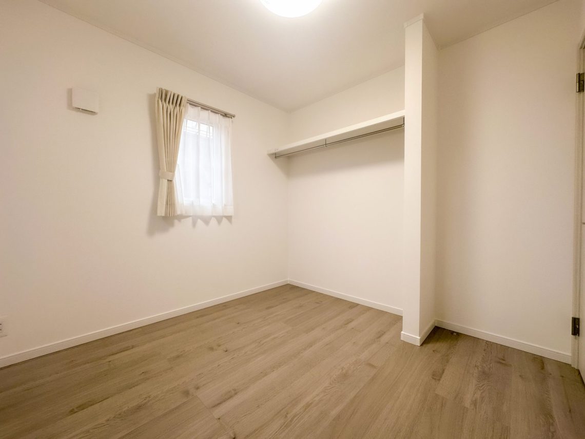 開放的な吹抜けと畳スペースがあるゆとりと快適さを備えたお家