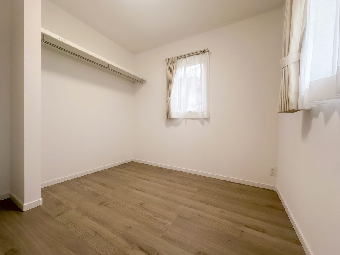 開放的な吹抜けと畳スペースがあるゆとりと快適さを備えたお家