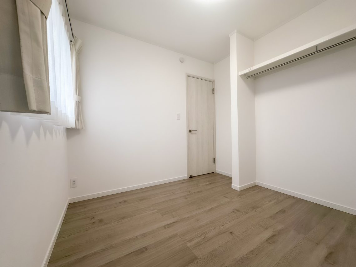 開放的な吹抜けと畳スペースがあるゆとりと快適さを備えたお家