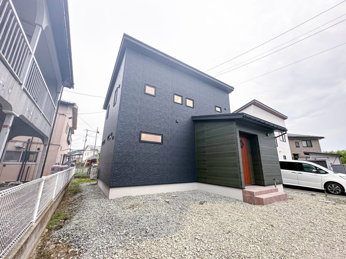 開放的な吹抜けと畳スペースがあるゆとりと快適さを備えたお家