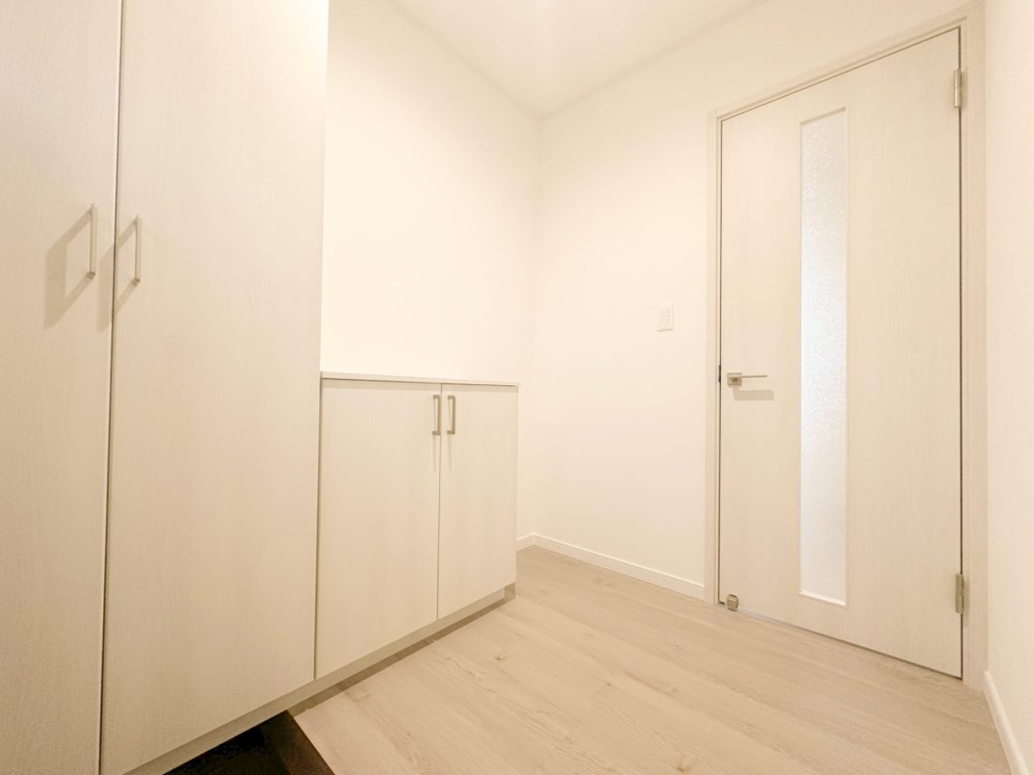 開放的な吹抜けと畳スペースがあるゆとりと快適さを備えたお家