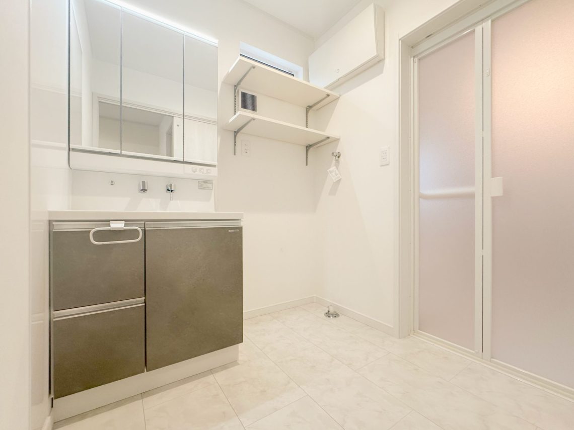 開放的な吹抜けと畳スペースがあるゆとりと快適さを備えたお家