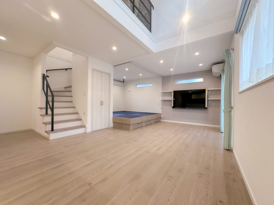 開放的な吹抜けと畳スペースがあるゆとりと快適さを備えたお家