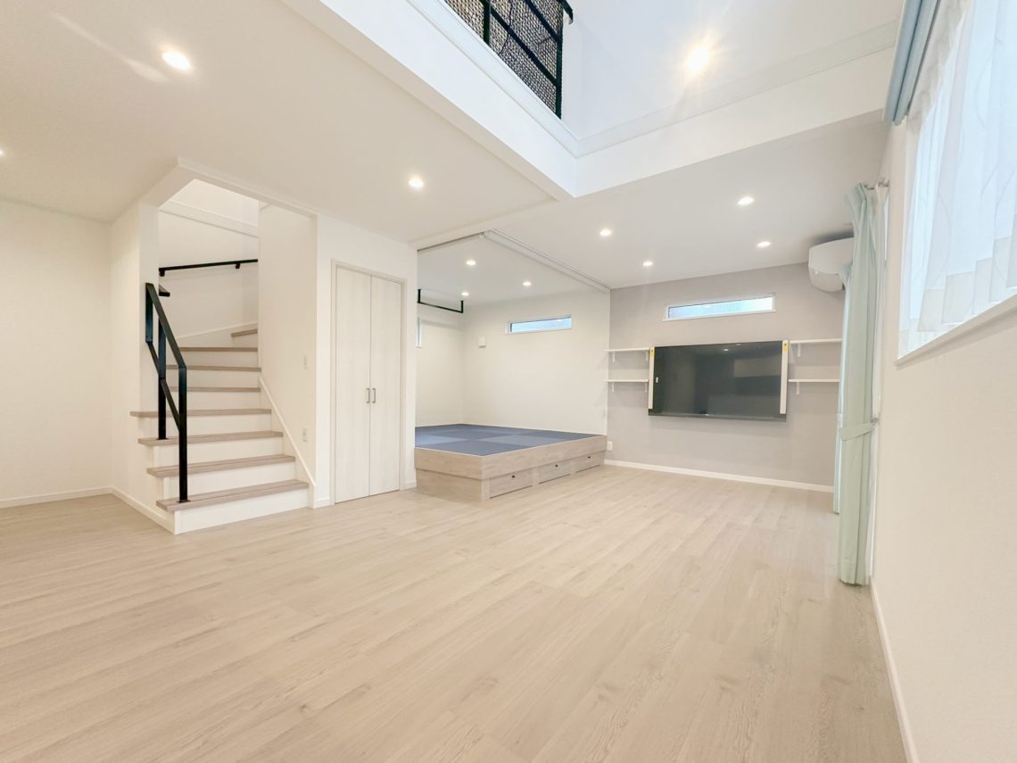 開放的な吹抜けと畳スペースがあるゆとりと快適さを備えたお家