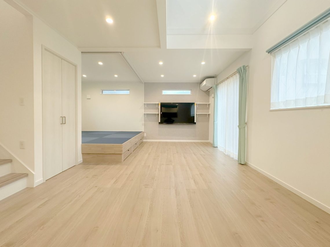 開放的な吹抜けと畳スペースがあるゆとりと快適さを備えたお家