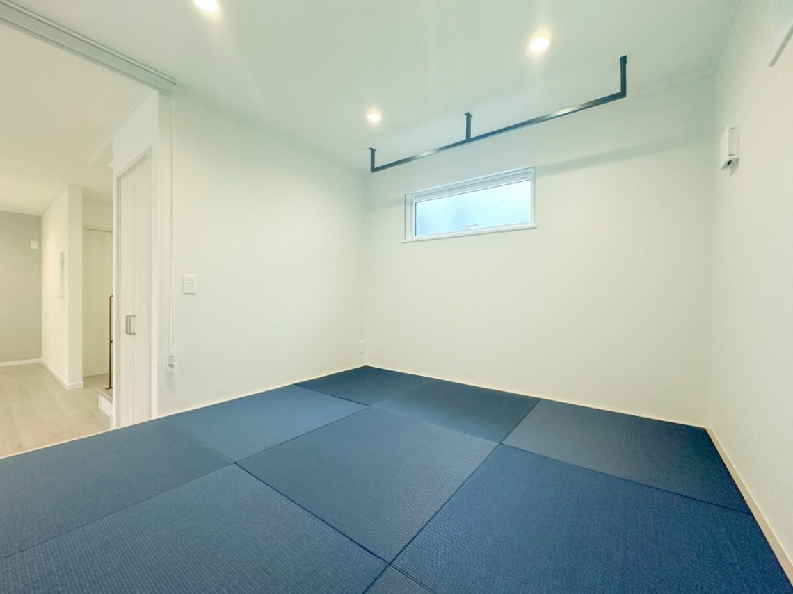 開放的な吹抜けと畳スペースがあるゆとりと快適さを備えたお家