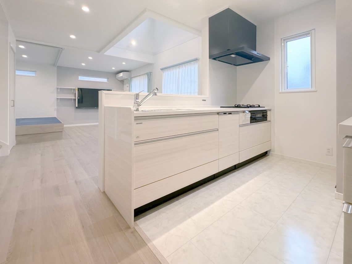 開放的な吹抜けと畳スペースがあるゆとりと快適さを備えたお家