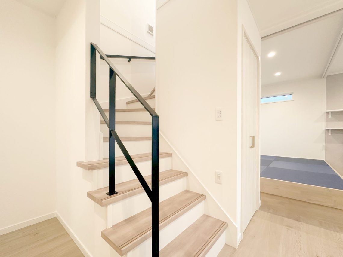 開放的な吹抜けと畳スペースがあるゆとりと快適さを備えたお家