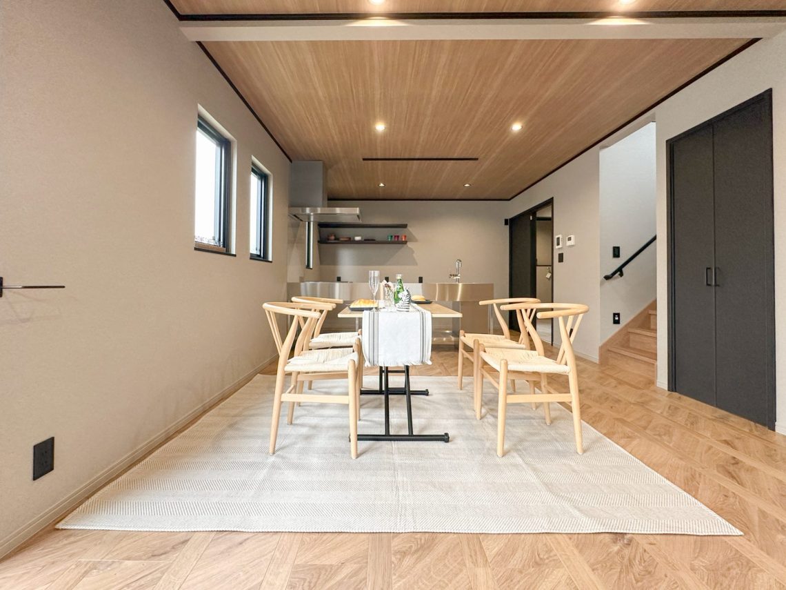 玄関ドアを開けるとリビング！？スタイリッシュでカッコいい注文住宅