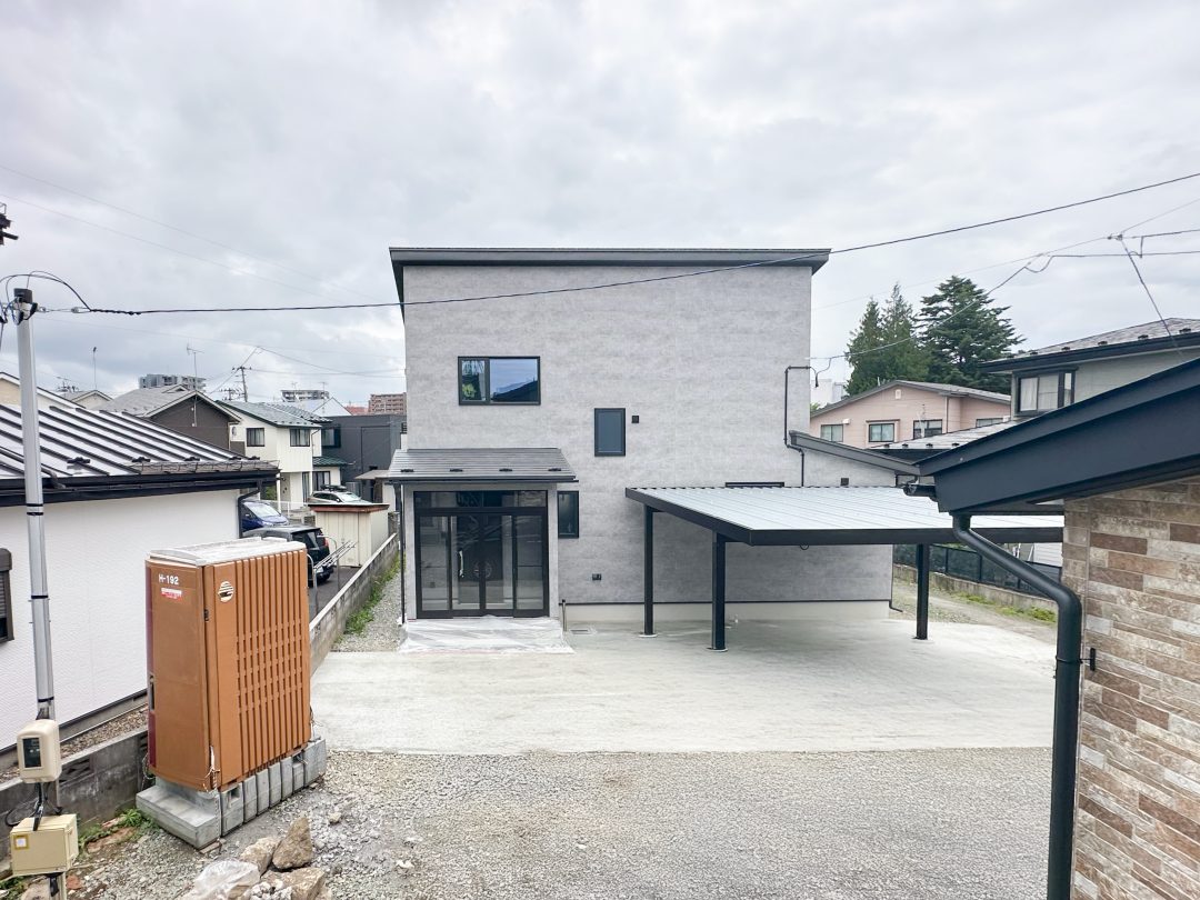 玄関ドアを開けるとリビング！？スタイリッシュでカッコいい注文住宅