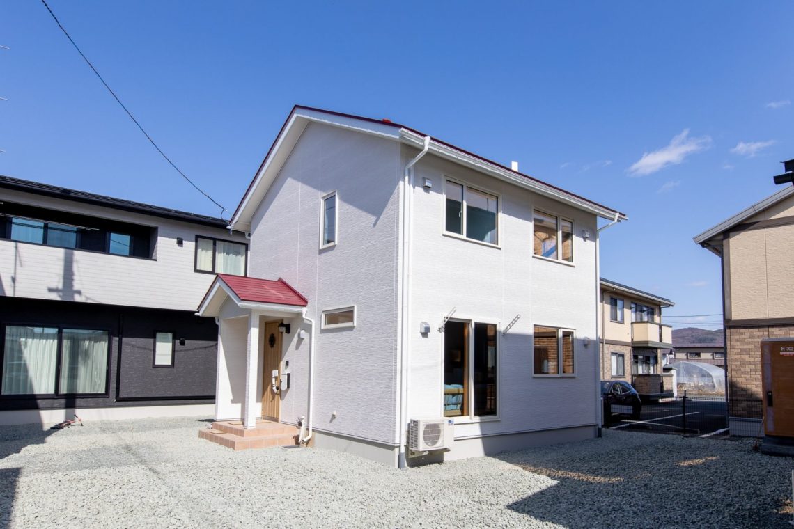 赤い屋根と白い壁のコントラストがかわいいお家