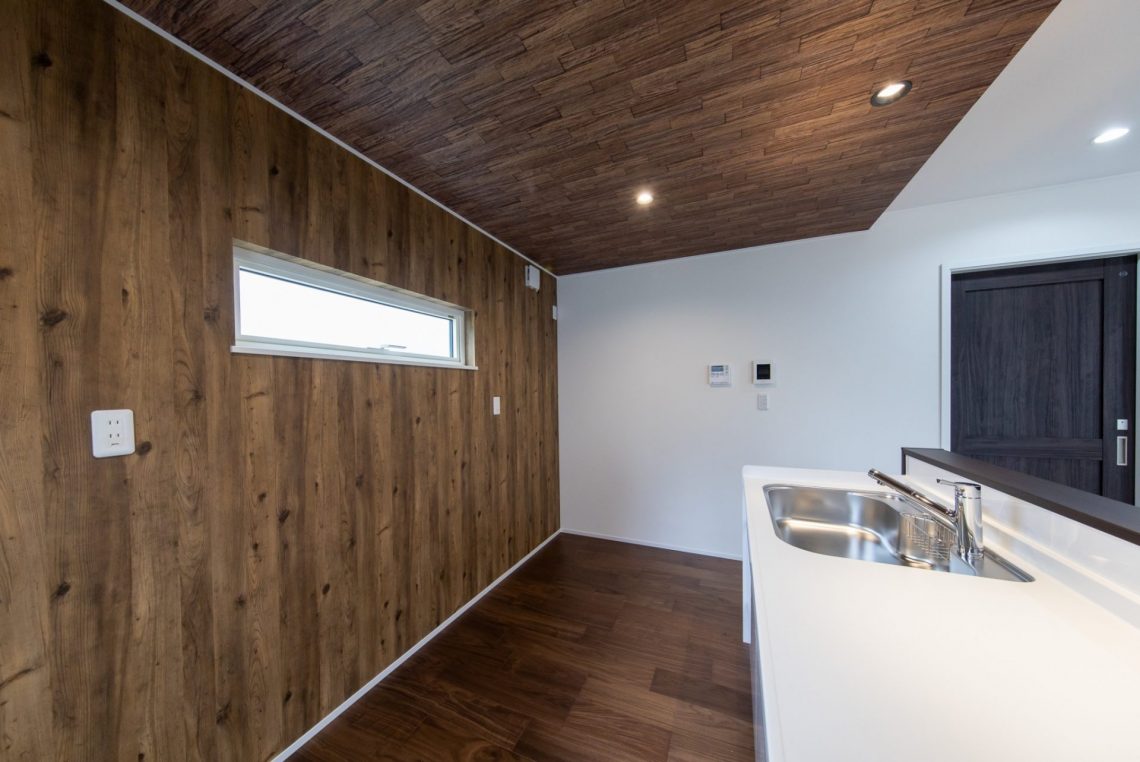 キッチンの下がり天井がスタイリッシュなお家