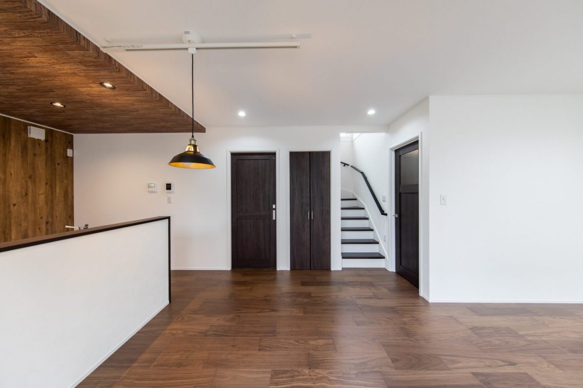 キッチンの下がり天井がスタイリッシュなお家