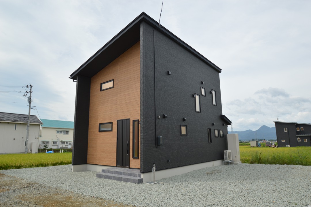 軒を深くだした片流れ屋根のお家