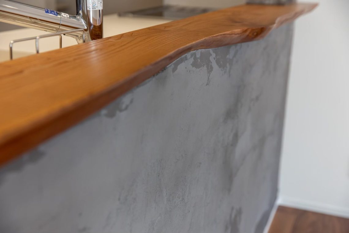 家族みんなの思い出になる塗り壁カウンター