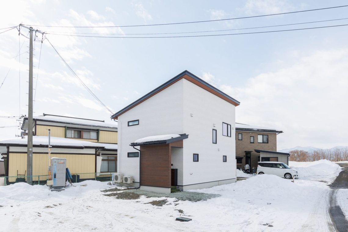 猫用ペットドアのあるモダンスタイルのお家