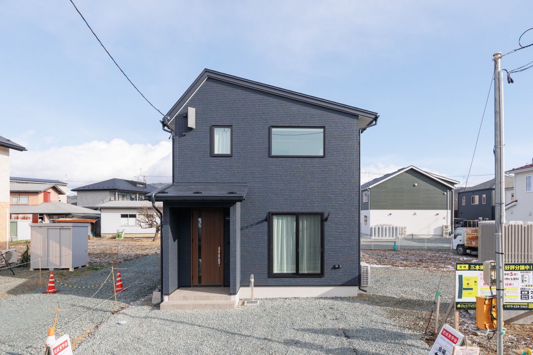 規格住宅でここまで自由に！プチ吹抜けとカフェ風カウンターのあるお家