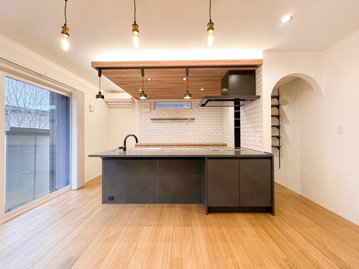 薪ストーブと吹抜けリビングが開放的なモダンスタイルのお家