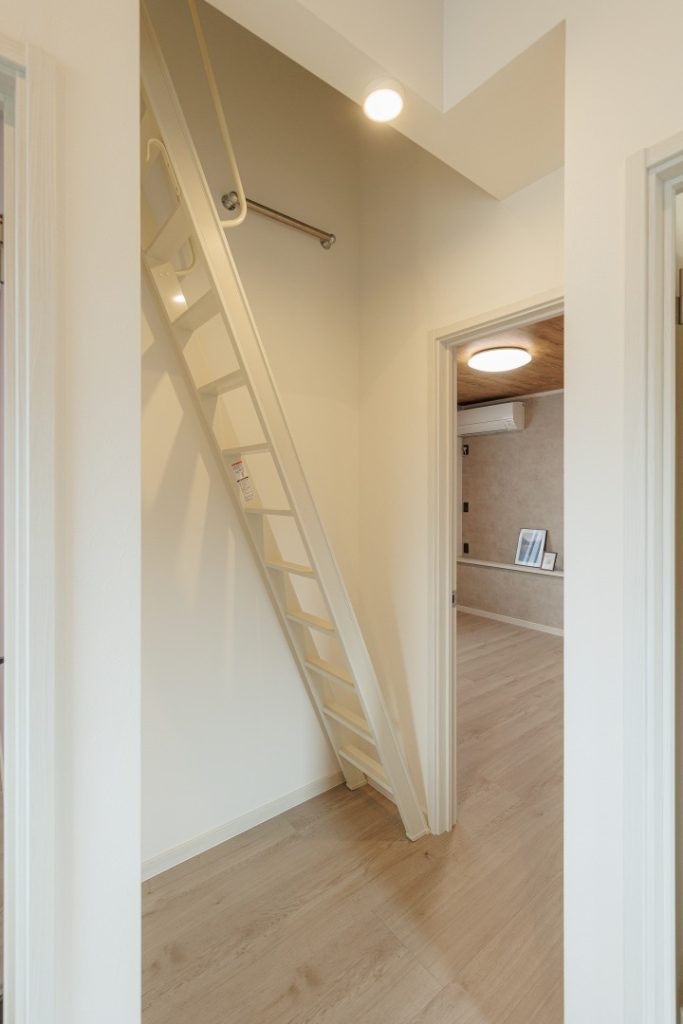 小屋裏収納付きの回遊動線で家事ラクの規格住宅