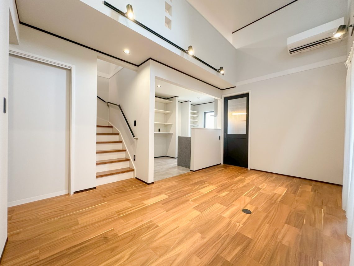 20坪の吹抜け付きのロフト付き平屋