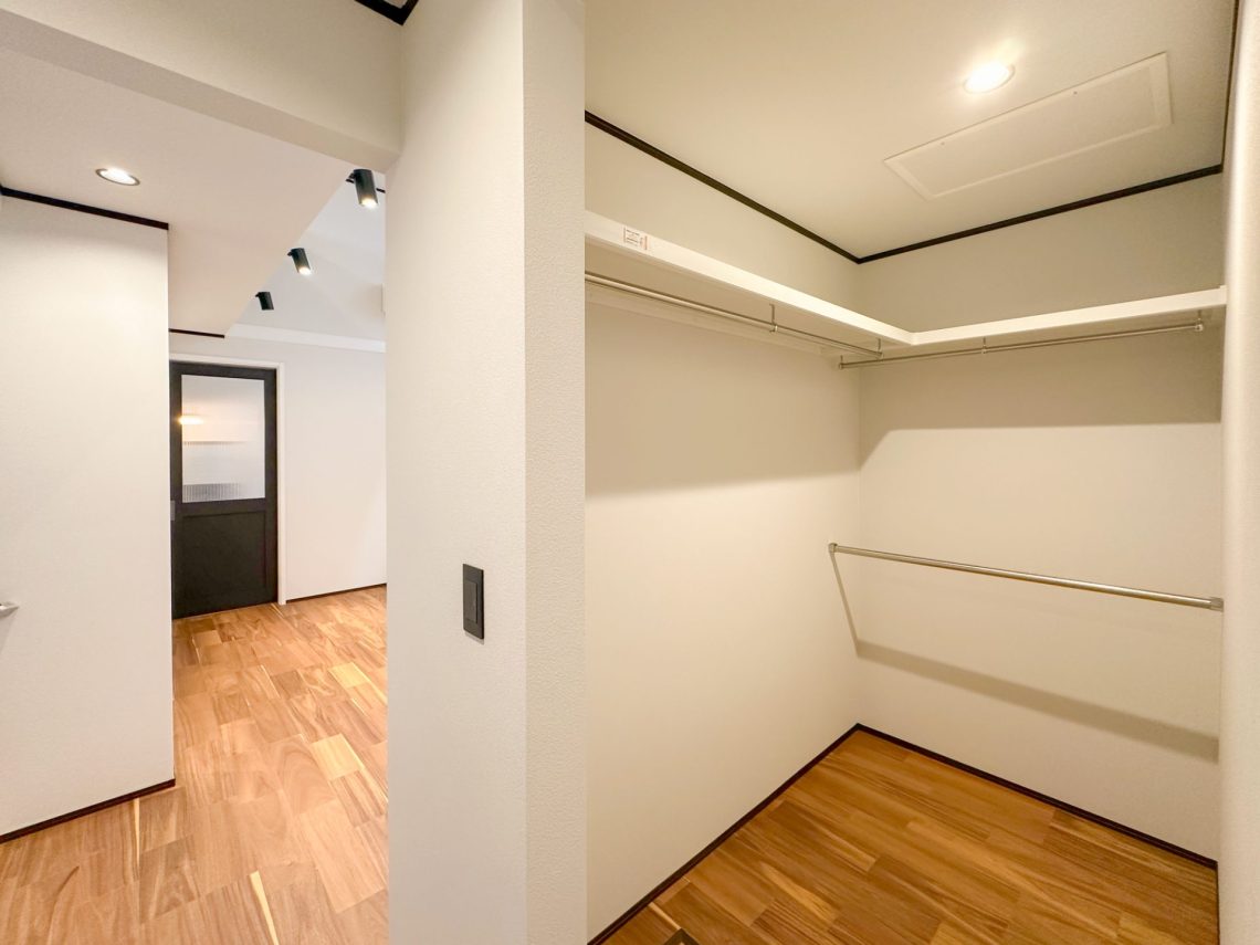 20坪の吹抜け付きのロフト付き平屋