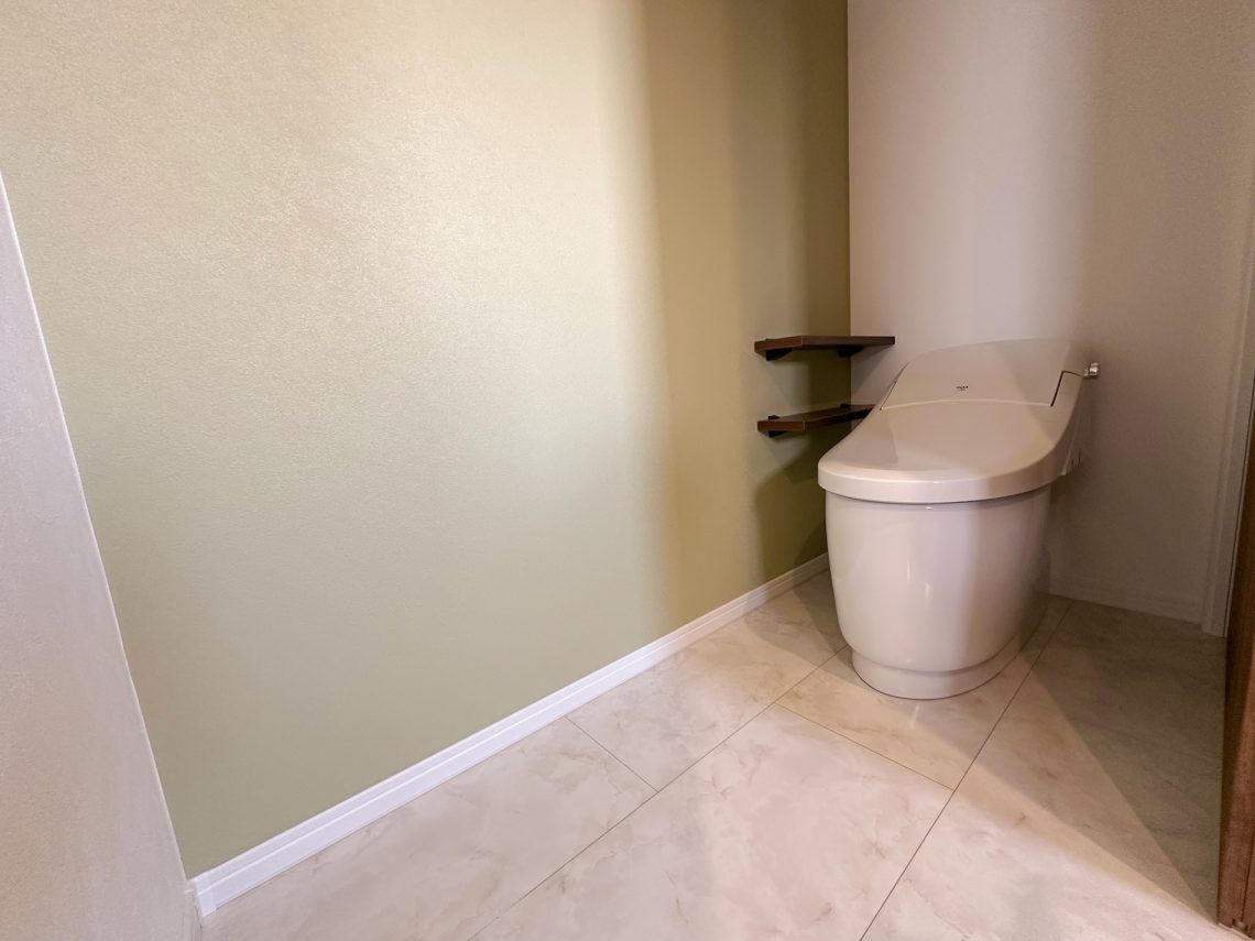 わさびグリーンの外壁がかわいいスキップフロアがあるお家