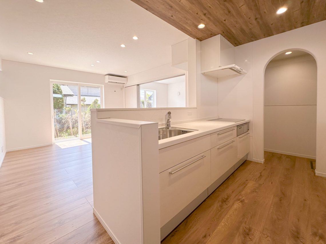 わさびグリーンの外壁がかわいいスキップフロアがあるお家